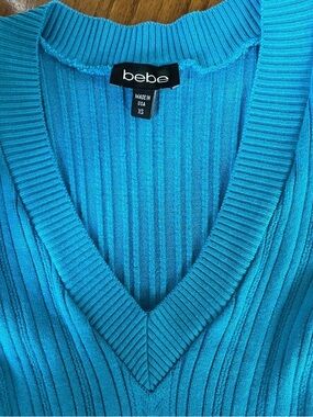 BEBE Ribbed V-Neck Sweater in Bright Teal Blue